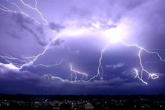 懒汉钻进瓮里算卦, 用小伎俩骗人, 一声惊雷, 死在瓮中!