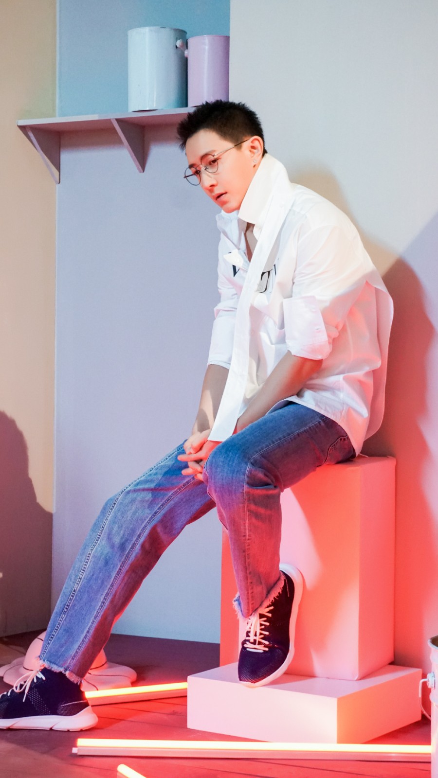 韩庚穿背心秀肌肉,单手叉腰装宝宝,磨皮太严重看的尴尬症都犯了