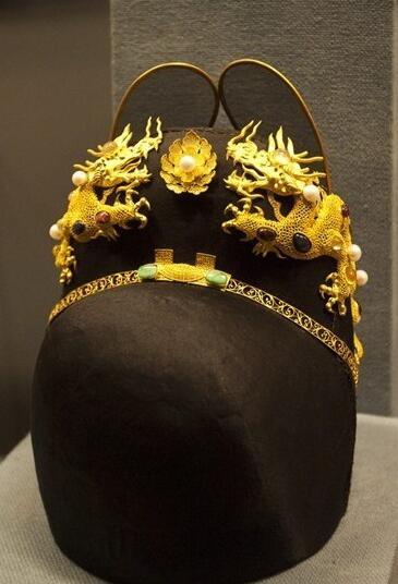 万历皇帝的定陵陪葬物中为何随葬了七顶帽子暗藏着一个大秘密