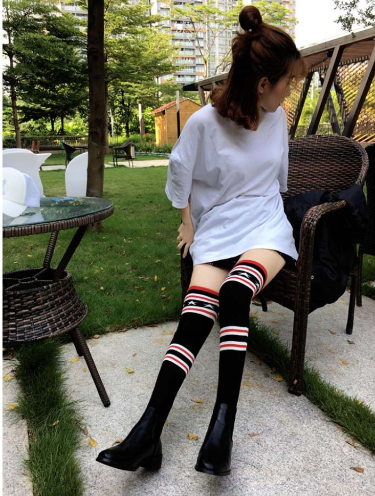 街拍:图1马丁靴美女,穿条纹长筒袜!图2包臀裙女生,鞋子亮了!