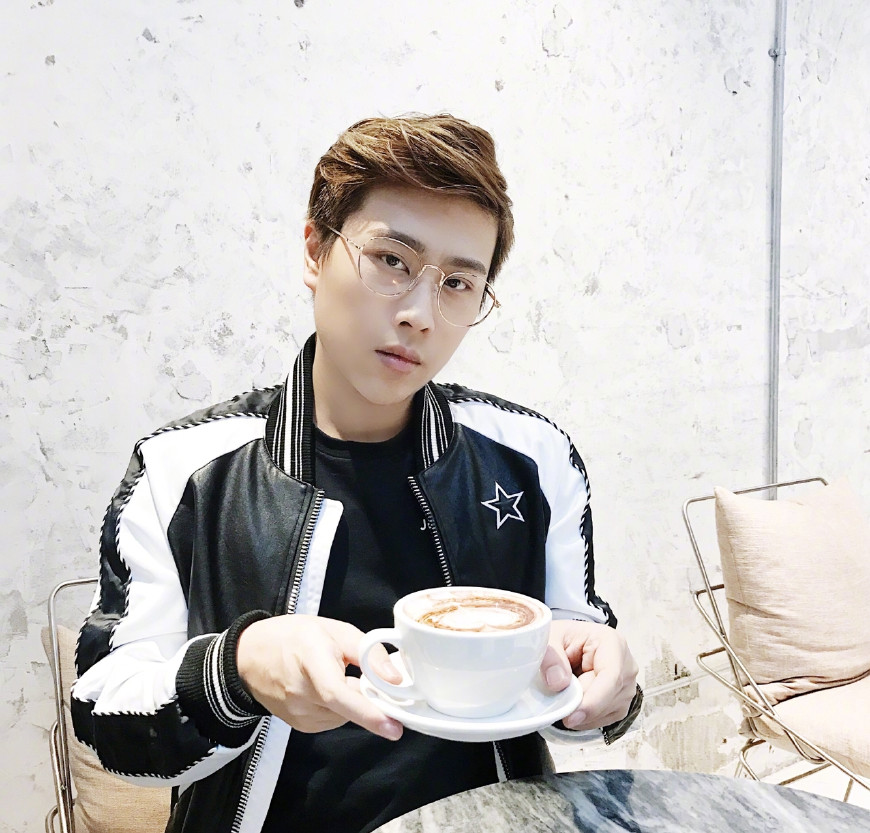 uu微博又发卢本伟新发型照片,丑开秒变帅欧巴!还有谁敢说丑?