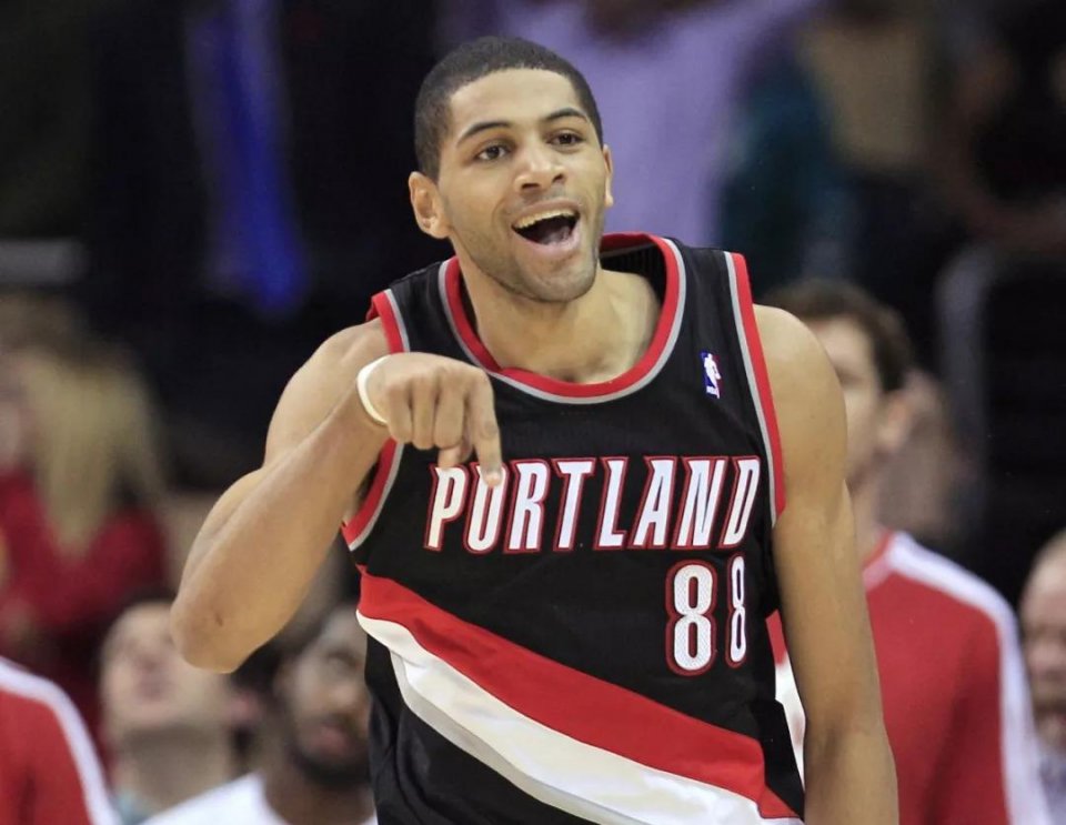 而当巴图姆下场时,开拓者替补席上有着两个非常强势的球员,一个是奥特