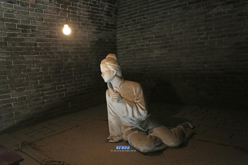 死囚牢的墙从外表看,并无任何特别之处,实际上这里的墙体厚达1.