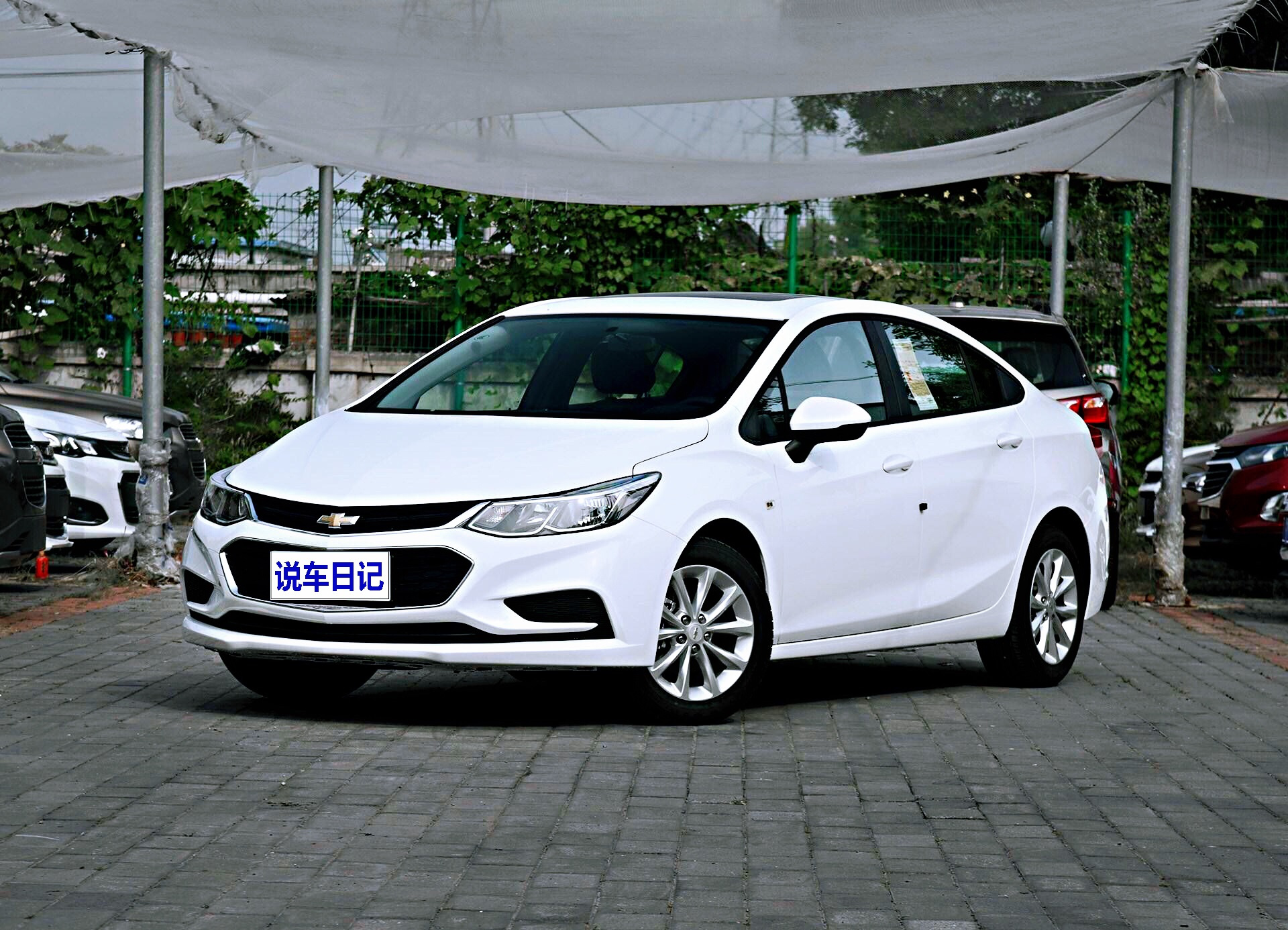 这款科鲁兹是2018款 320 自动先锋天窗版,2017年12月购买,裸车9.