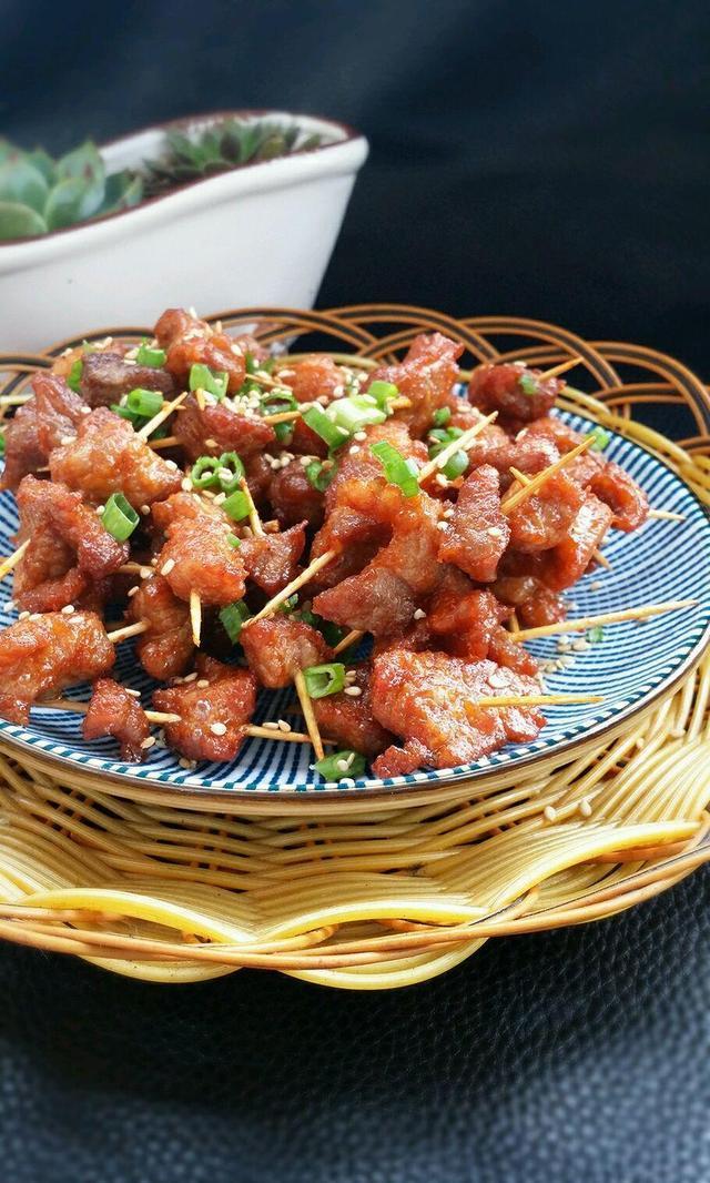 节假日在家做美味的牙签肉酥香爽口干净卫生口味自调