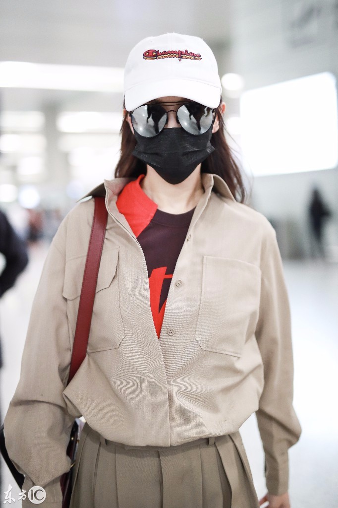 唐嫣穿工装戴墨镜和口罩遮面现身机场遮捂严实看不到脸