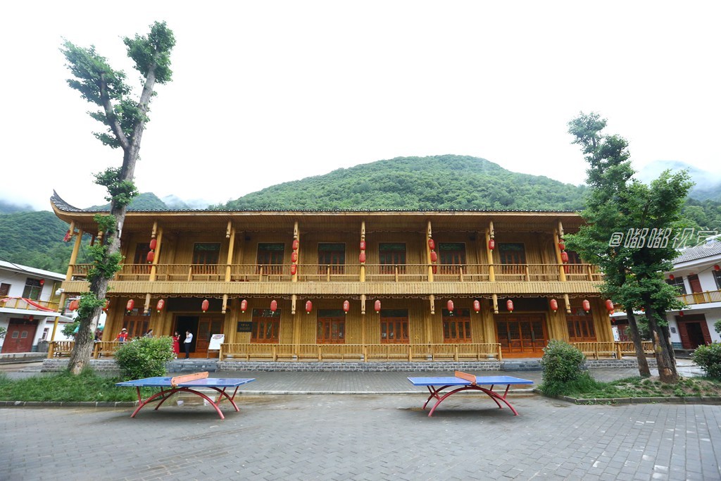 镇巴苗族文化陈列馆,苗汉幸福广场,苗族风情迎客门和风雨廊桥等苗寨