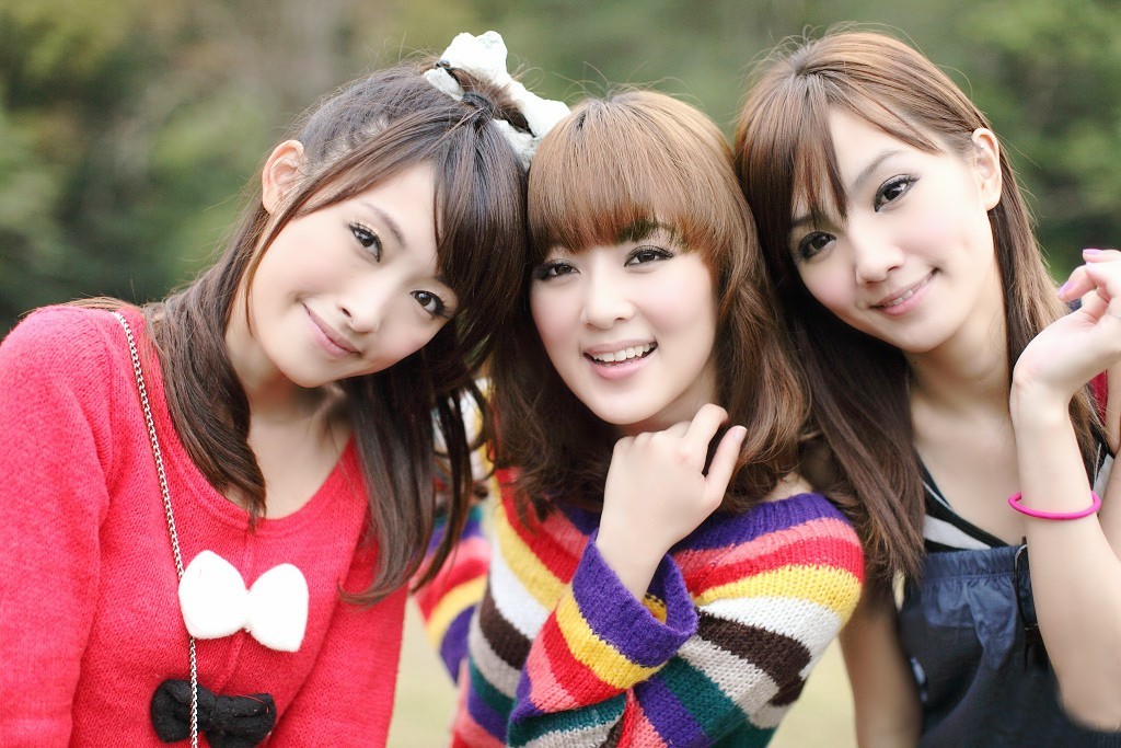 阳光美景下几个玩得开心的美丽姑娘