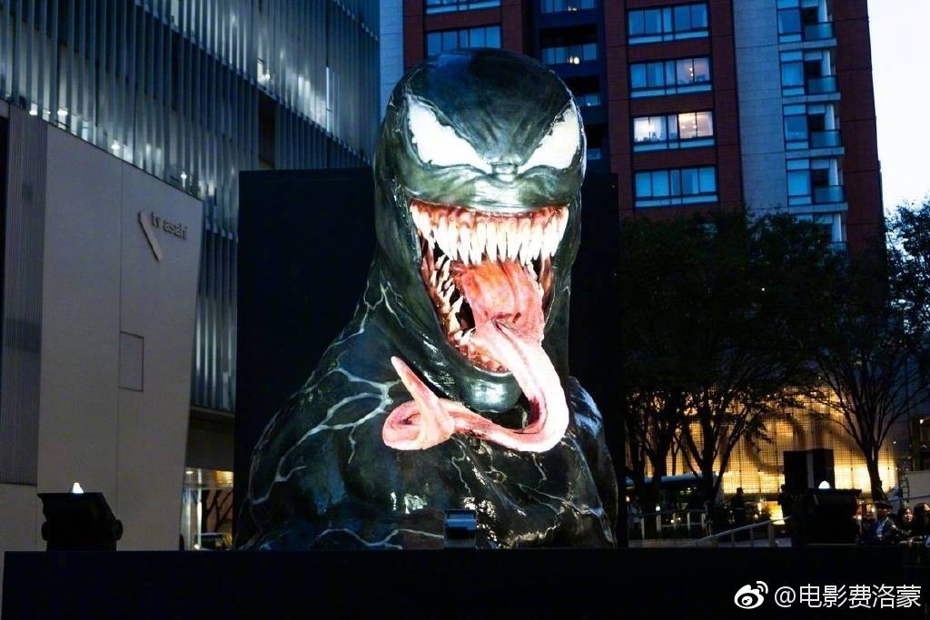 《毒液:致命守护者》在日本街头宣传,这嚣张的大舌头