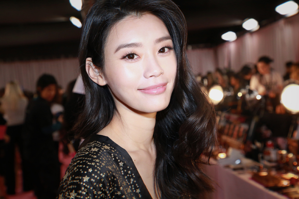 其实奚梦瑶这一款发型我还是特别喜欢的,黑色大波浪卷发非常有魅力