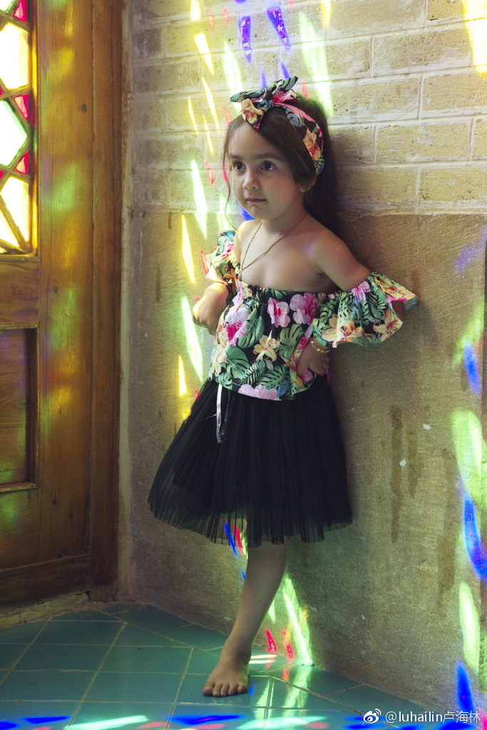 波斯小女孩天真可爱,笑脸如阳光般灿烂.