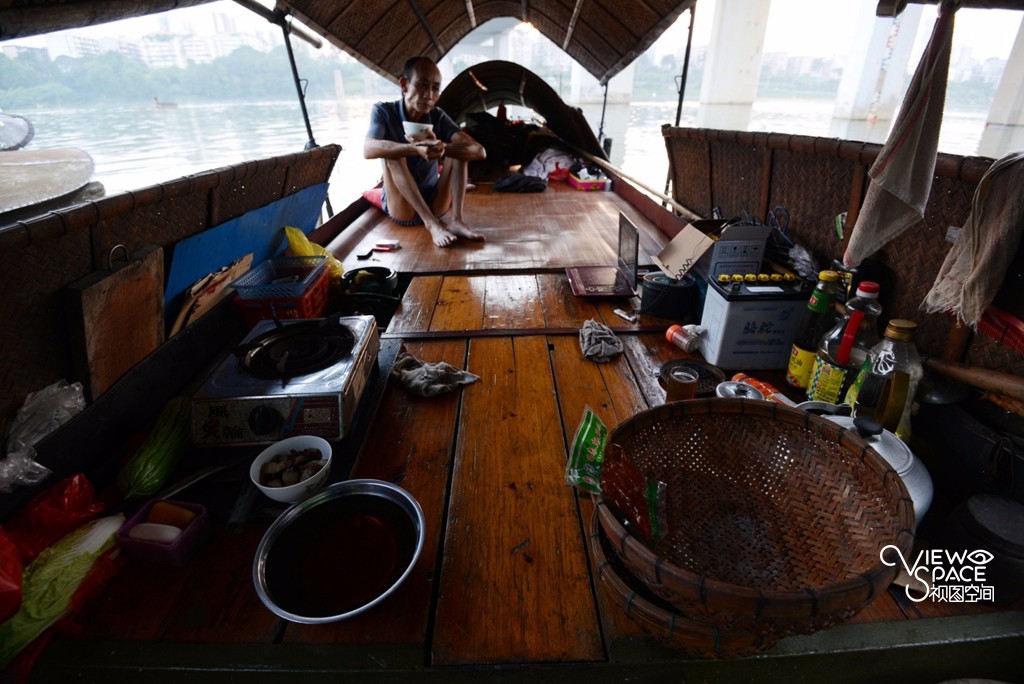 渔民覃明生在船上吃东西.渔船就是他们的家,所谓"麻雀虽小五脏俱全".