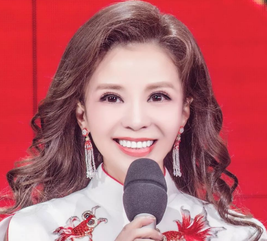 央视主持一姐朱迅,瘦出“排骨胸”惹人怜,台上台下气色差太多|央视|朱迅|一姐_新浪新闻