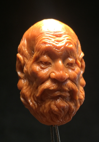 2011年开始学习雕刻,拜在东北核雕大师永利门下学艺.