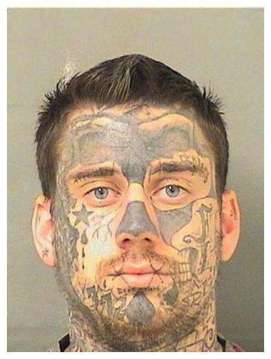 小伙为躲避警察追捕选择纹身8年后他变成了这副样子