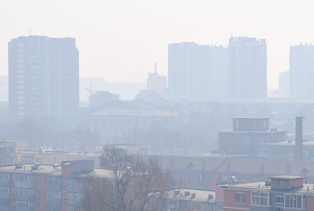 长春今年首场雾霾来袭 黄色预警 建议戴口罩出行