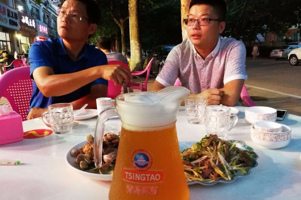 青岛人喝扎啤的季节来临 一扎散啤 几碟小海鲜 三五朋友享受人生