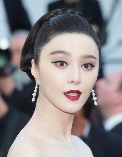 戛纳红毯上外媒镜头下的范冰冰, 各种大特写连颈纹都不放过