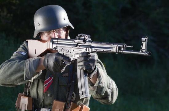 是现代步兵轻武器革命性的成就之一.