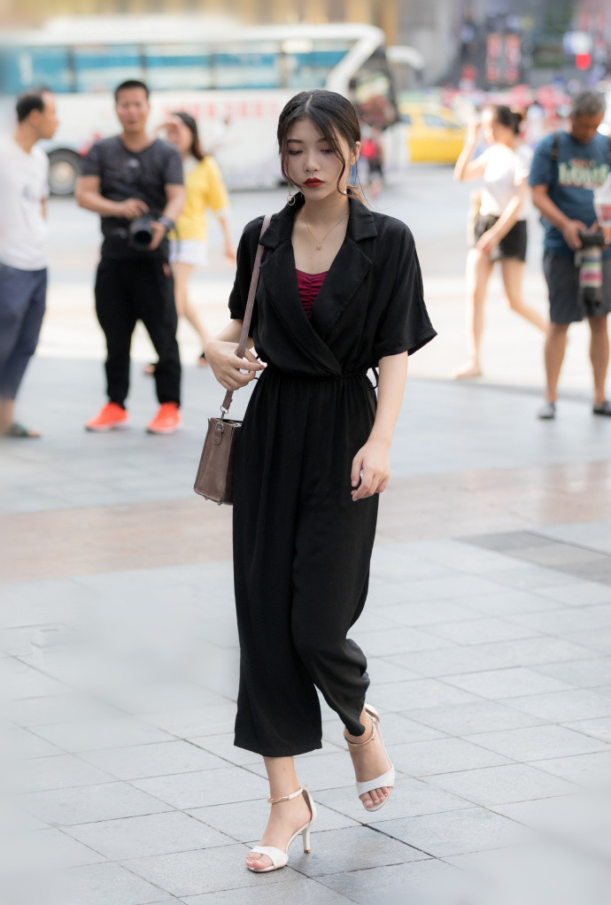 重庆街拍穿衣花哨不是40岁女人的专属这么搭更显优雅时髦