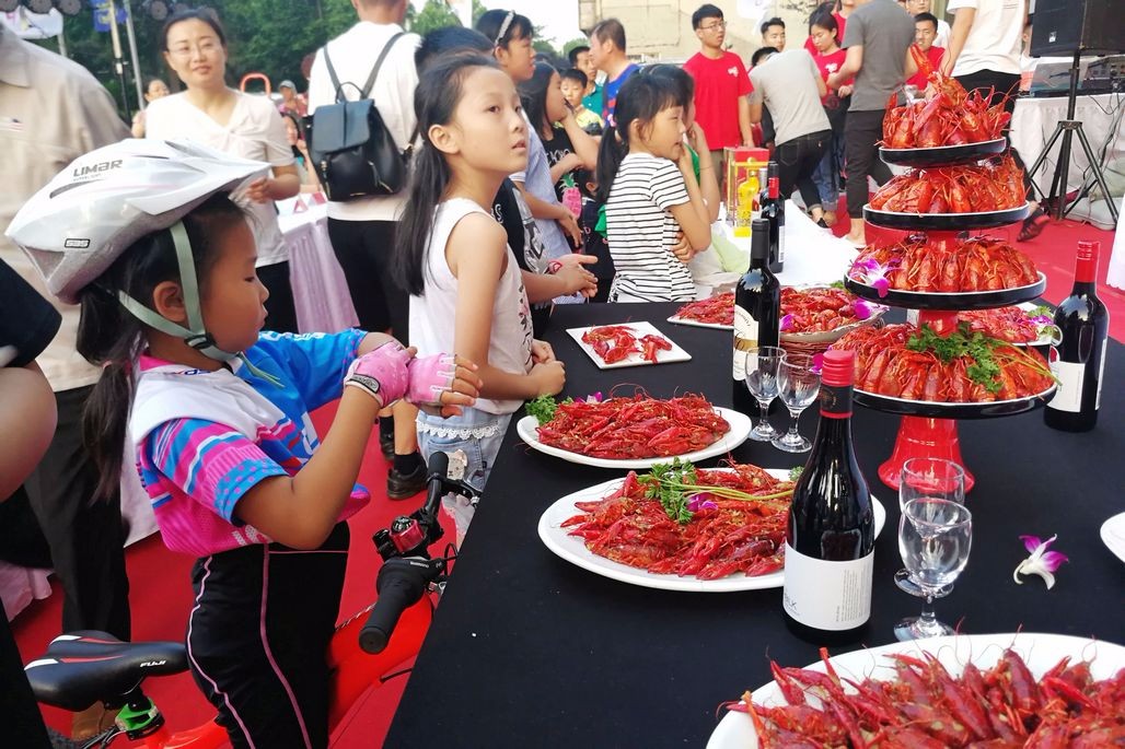 青岛小龙虾吃货大赛 冠军透露吃小龙虾秘诀 获云南游也不容易