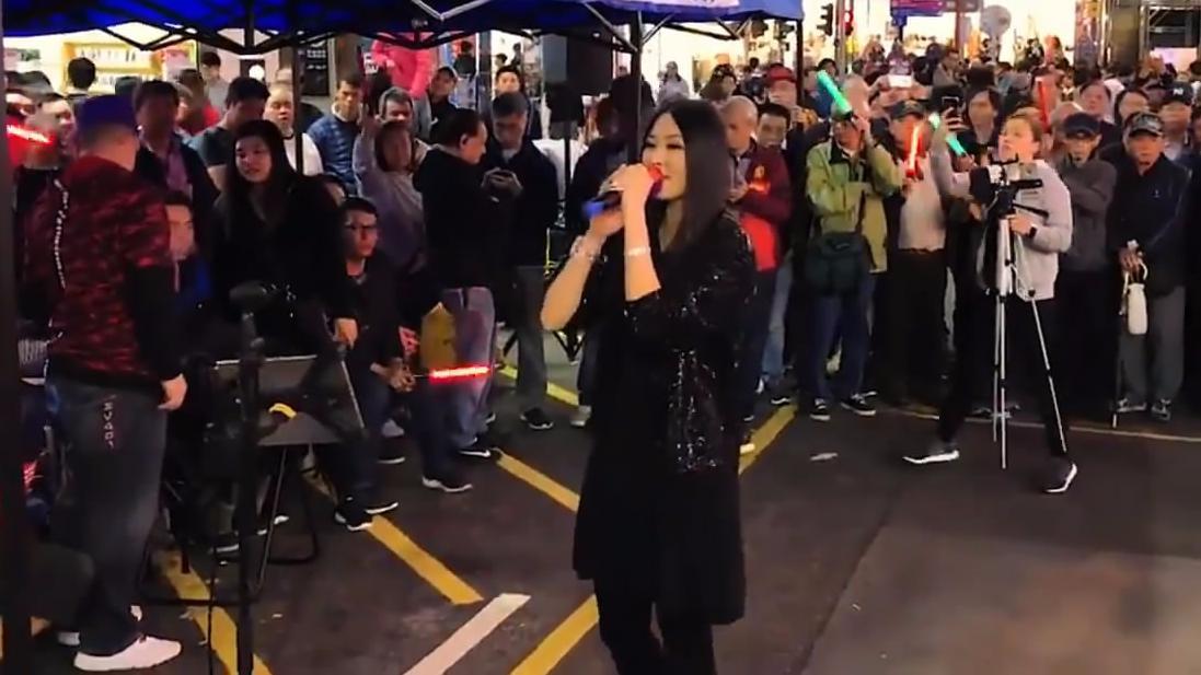 香港街头艺人彭梓嘉演唱《容易受伤的女人》路人粉丝拿荧光棒支持