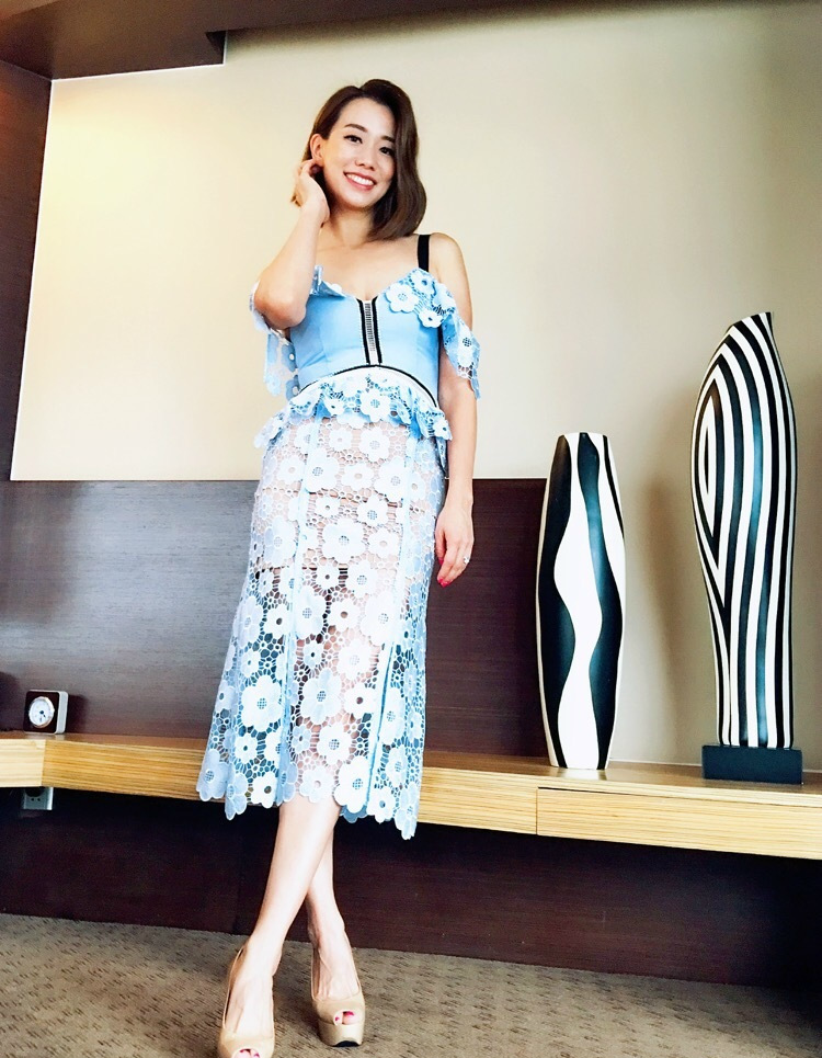 吴辰君,素有台湾美腿皇后之称的她,穿衣搭配起来简直诱人