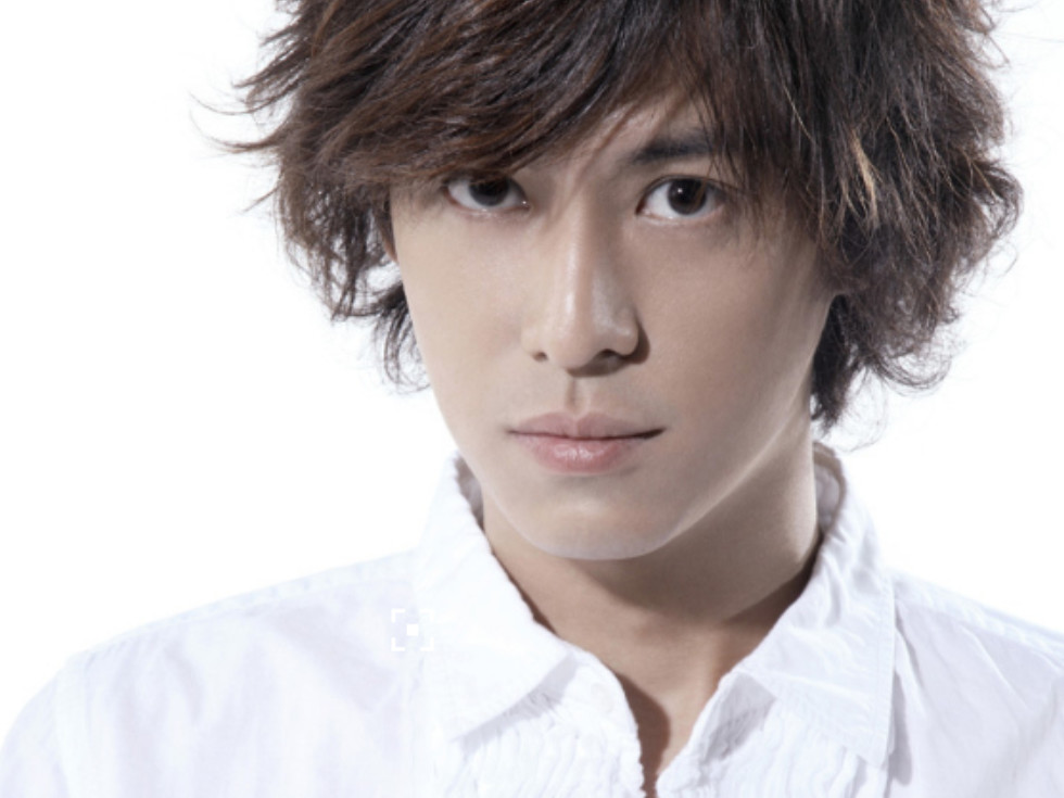 他是娱乐圈最低调的富二代背景比向华强还硬