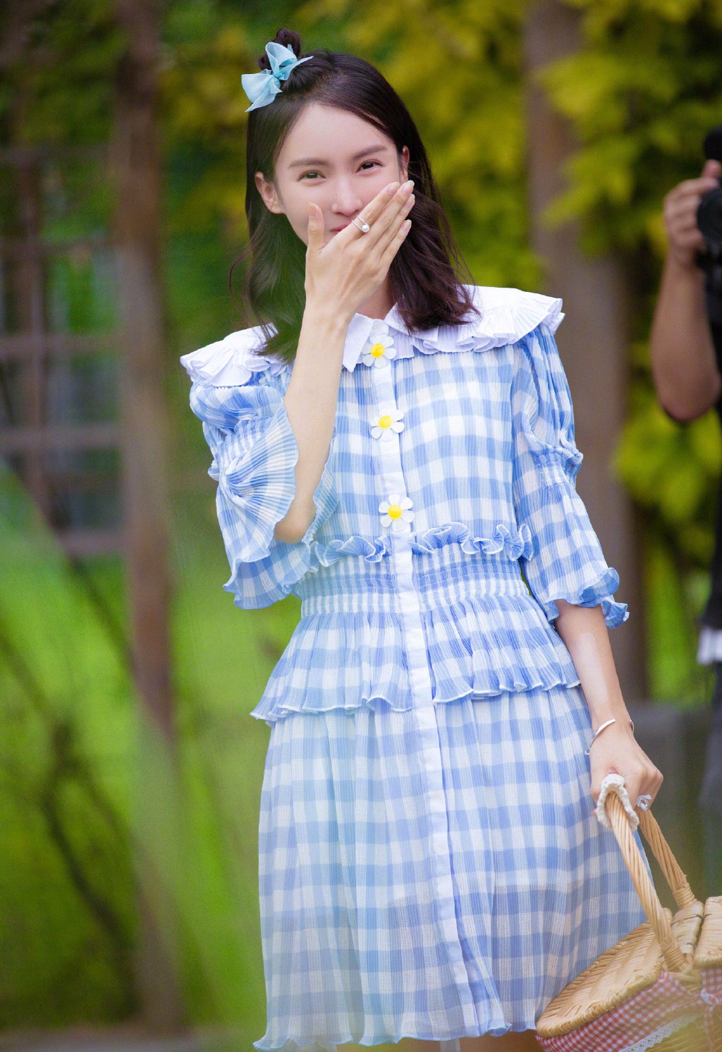 邓伦前女友金晨生日会,一袭格子裙俏皮可爱,网友:分手可惜了