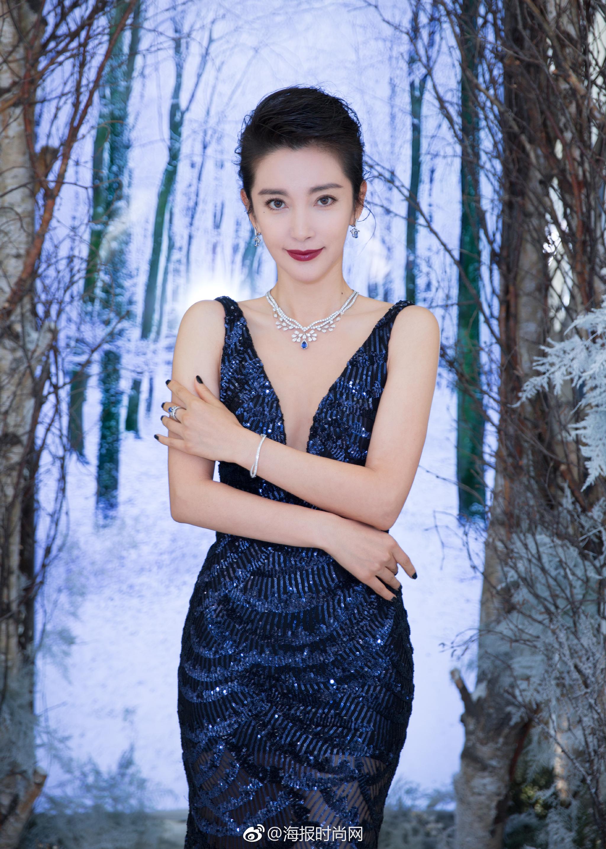 李冰冰 以一袭深蓝色曳地长裙亮相活动,深v领口大方端庄