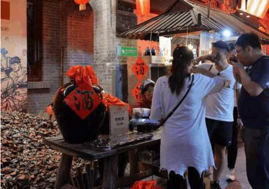 震撼十足!游客排队喝摔碗酒,场面壮观!