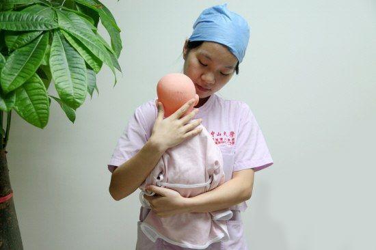 婴儿竖抱会对脊椎造成永久性损伤?这两个抱娃细节绝对不能错!