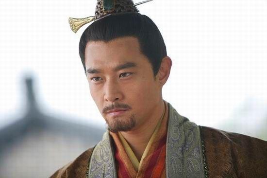 黄维德饰演的萧育是宫廷乐师,原本是跟傅昭仪打赌去勾引皇后,没想到落