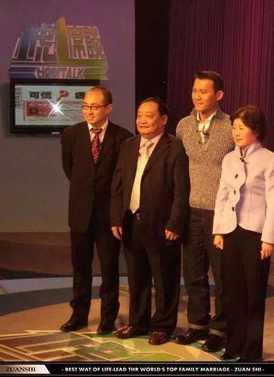 一虎钻石婚恋运营总监飞扬(右)与胡润百富榜女首富张茵女士在录制现场