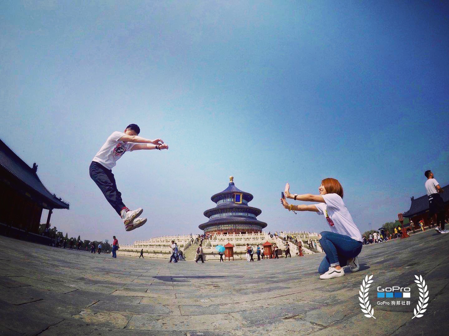 会玩好友用连拍定格拍出武林大片