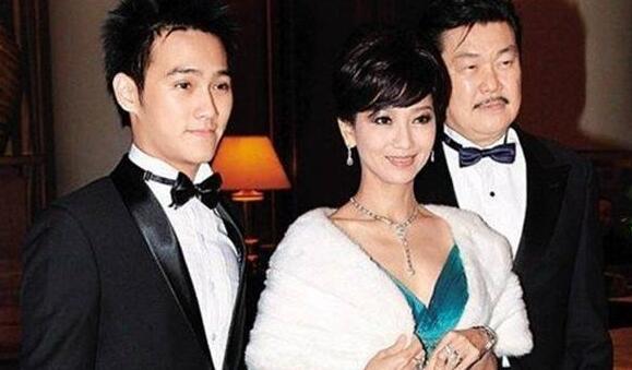 他出道8年人气超高,曾与景甜搭戏,今与赵雅芝同台身份让人意外|黄恺杰