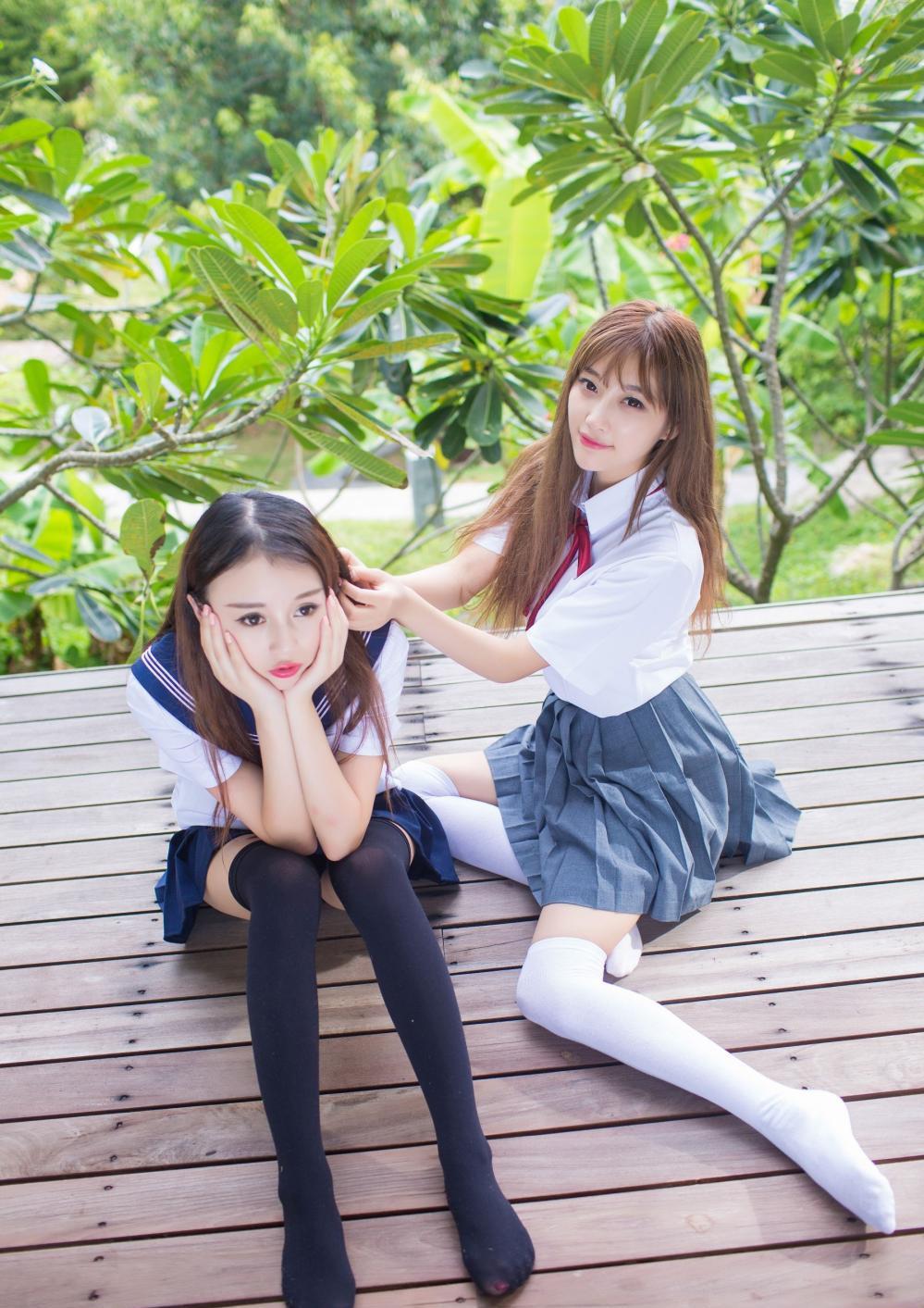 两个职校女生穿着过膝袜日系校服比美哪个更妩媚