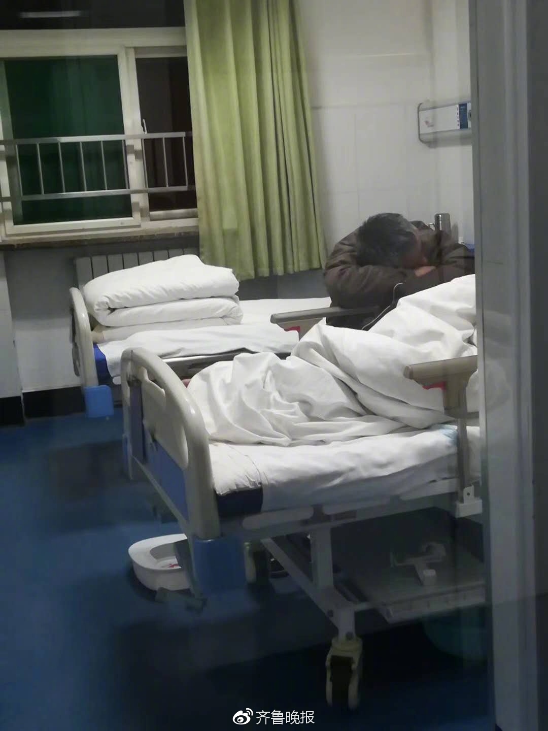 50岁男子彻夜陪护老父亲!护士随手拍的两张照片暖人心