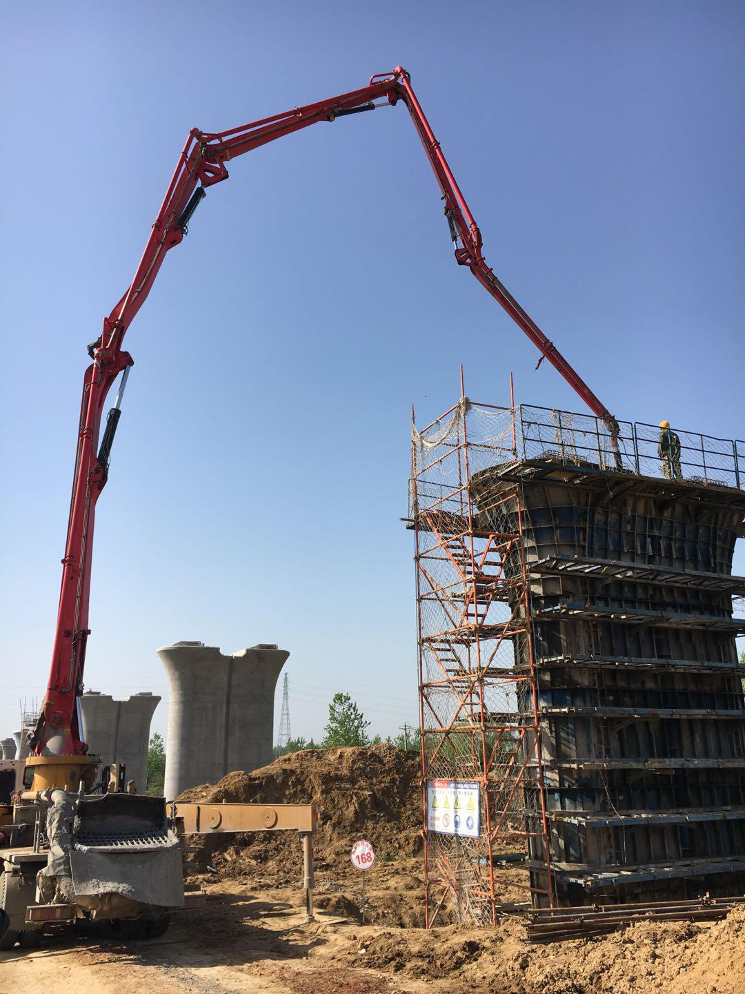 中铁一局铁建公司合安项目部墩柱施工顺利完成