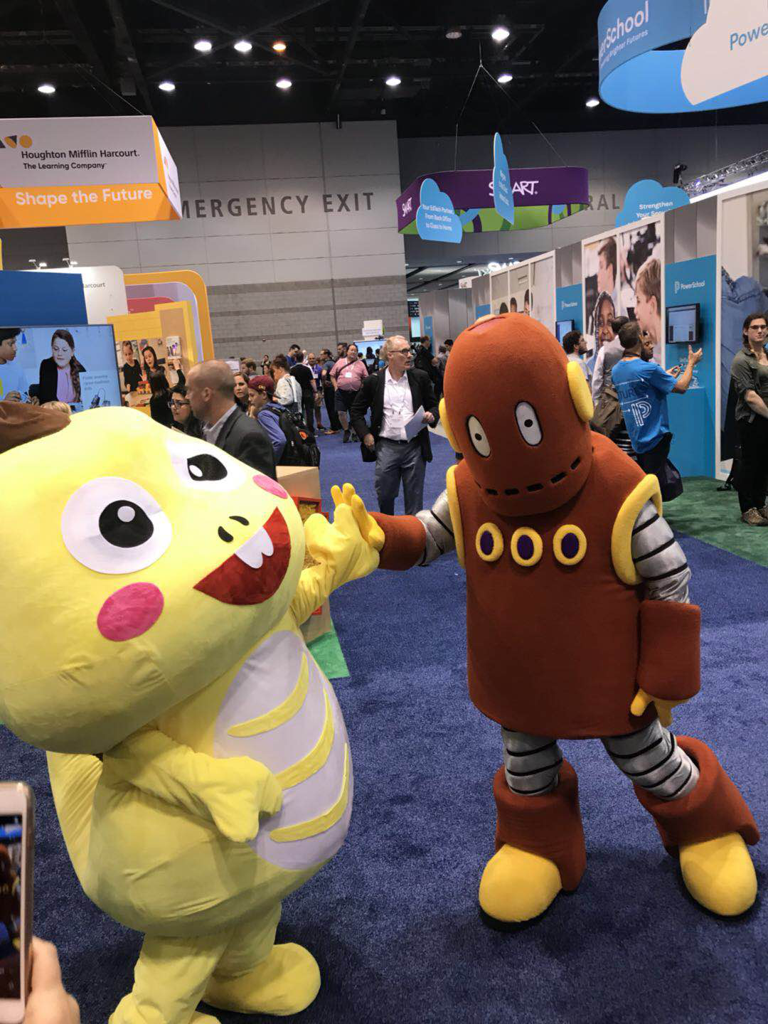 6/ 8vipkid玩偶dino形象呆萌现场吸粉无数7/ 8赶赴现场支持vipkid的