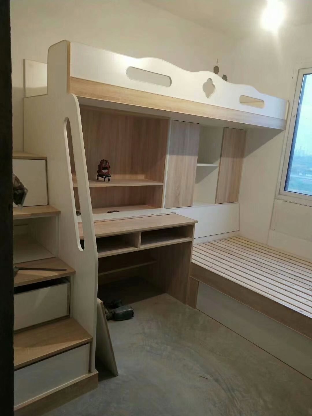 南京装修工地,木工师傅耗时一礼拜现场制作的上下床.