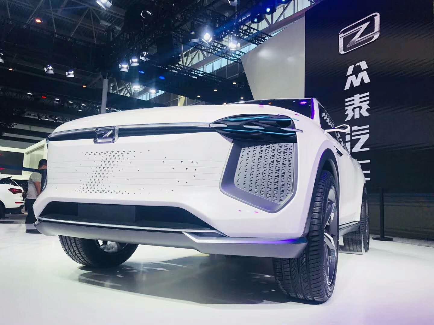 北京车展现场:众泰i-across概念车是众泰汽车传承中国经典文化,追求更