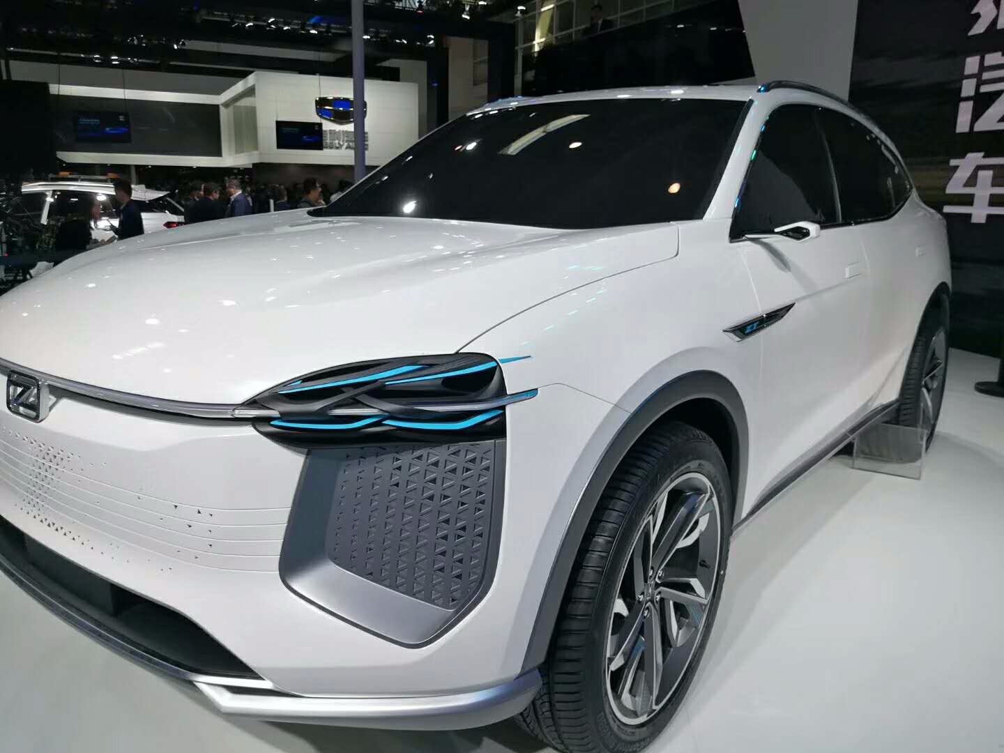 北京车展现场:众泰i-across概念车是众泰汽车传承中国经典文化,追求更