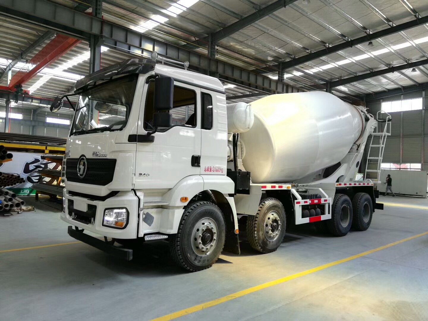 新款珍珠白陕汽德龙前四后八搅拌车