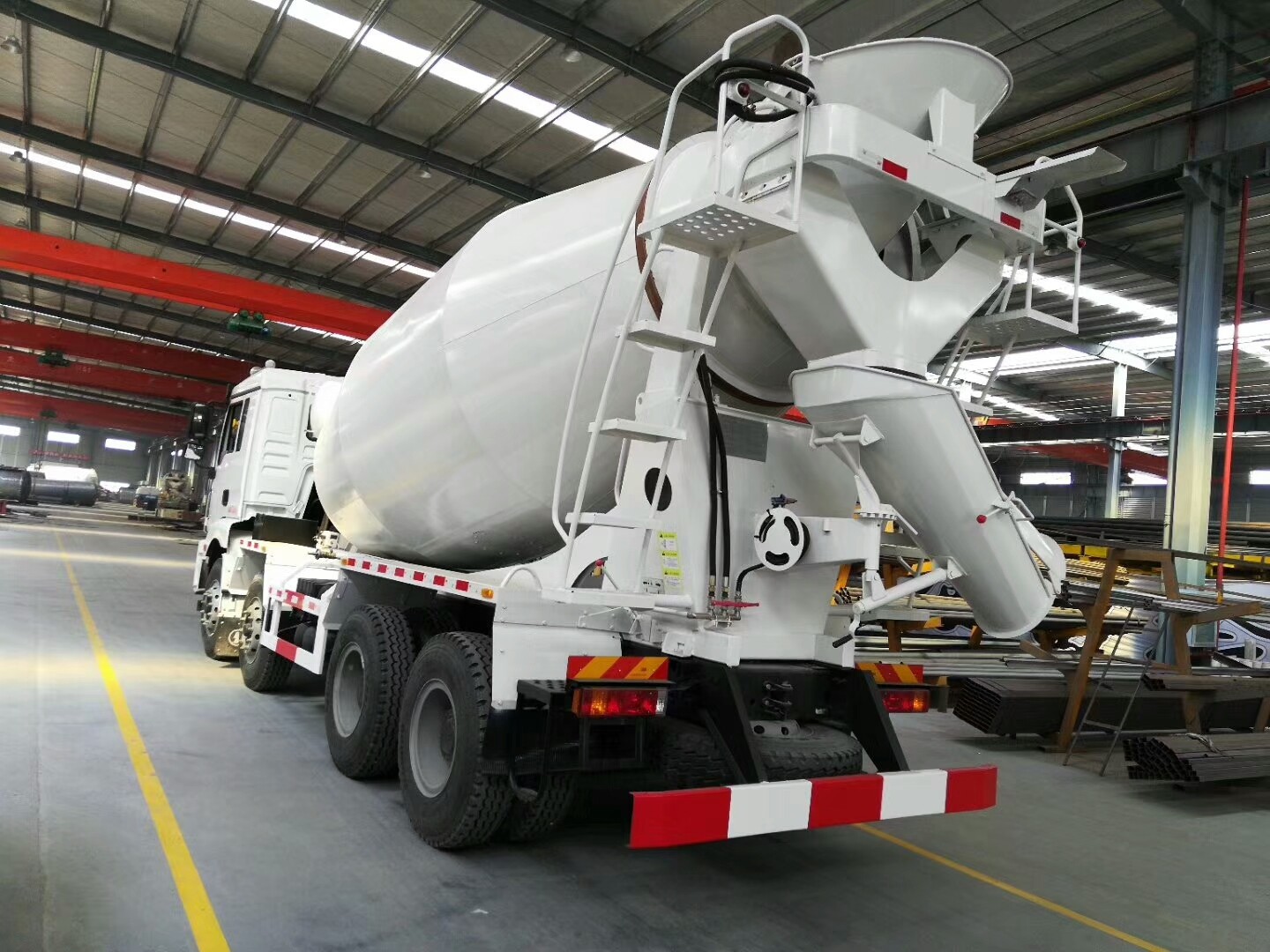 新款珍珠白陕汽德龙前四后八搅拌车