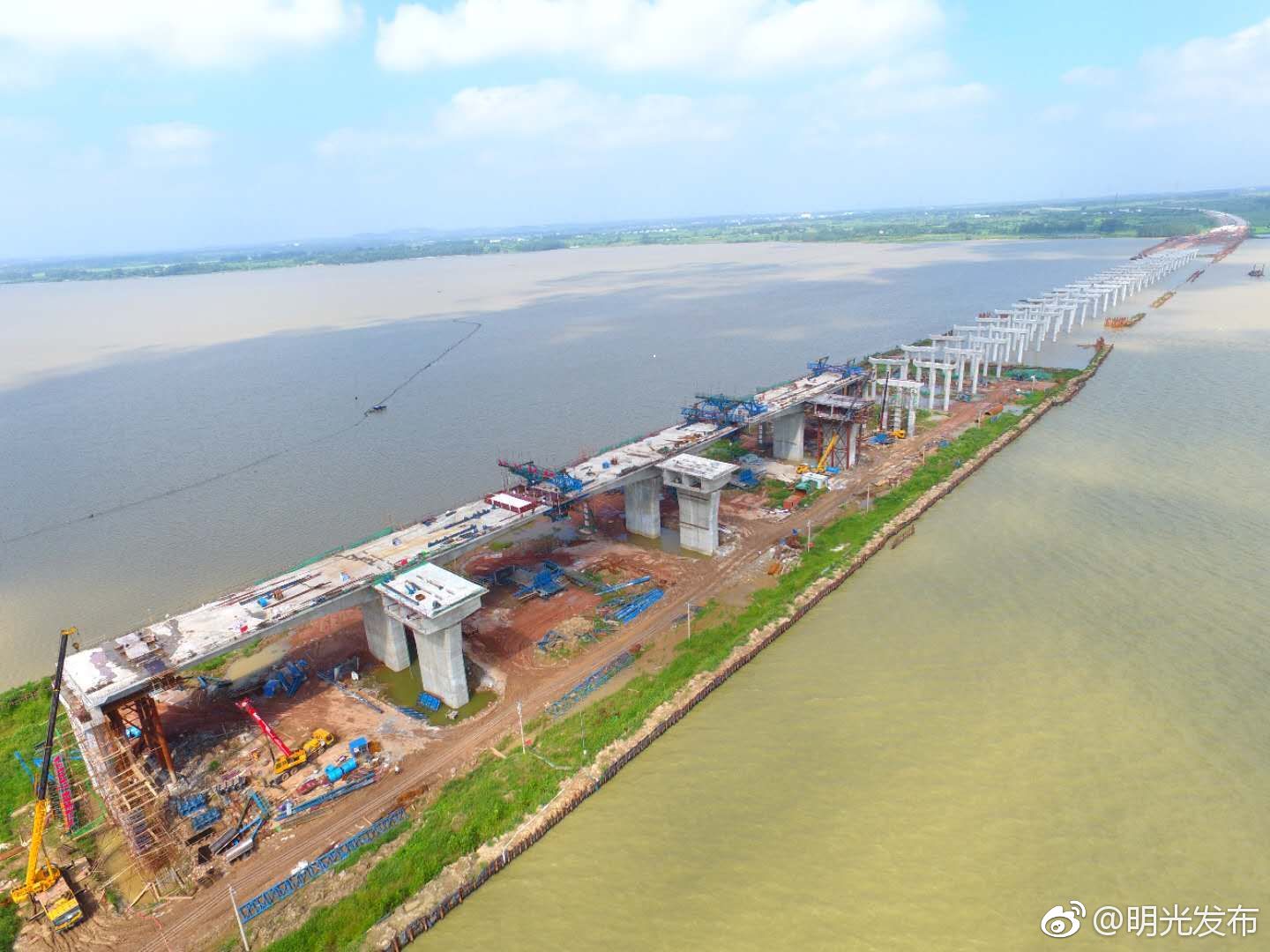 女山湖大桥主桥首个边跨合龙段完成施工