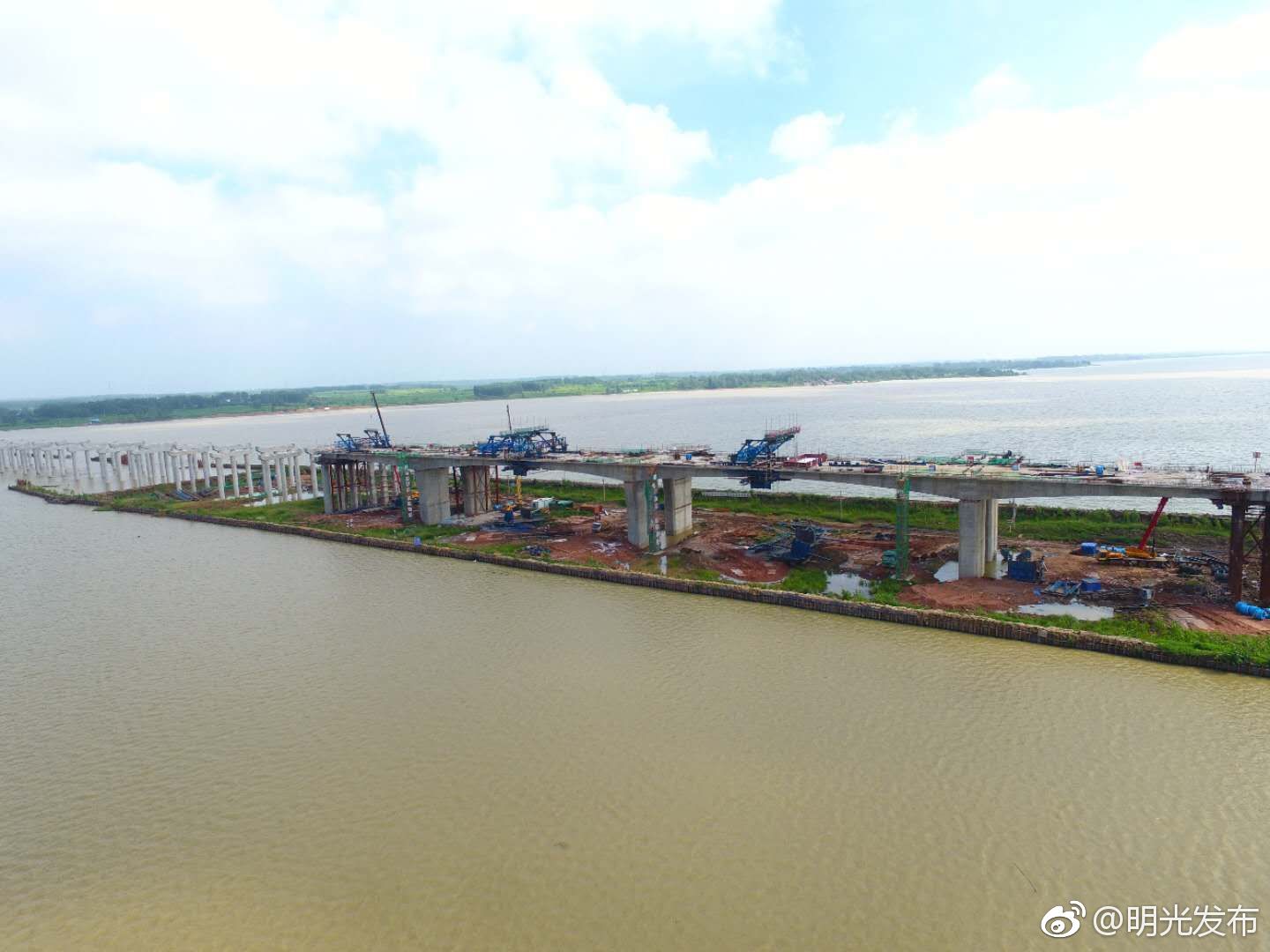 女山湖大桥主桥首个边跨合龙段完成施工
