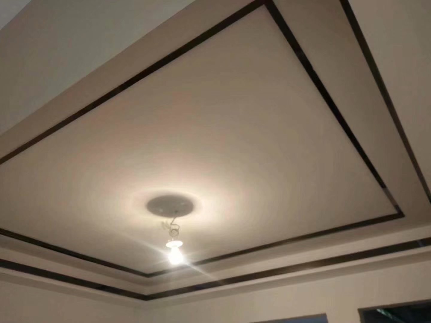 东方龙湖湾油漆结束不锈钢包边的吊顶是不是很有特色呢