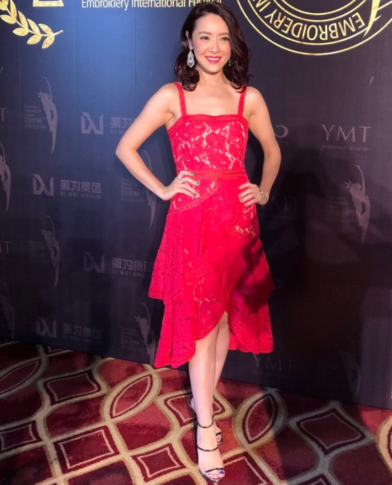 她就是向海岚,曾经和成龙传过绯闻.