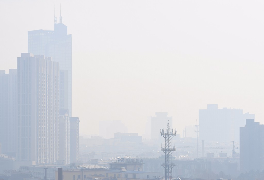 长春今年首场雾霾来袭 黄色预警 建议戴口罩出行